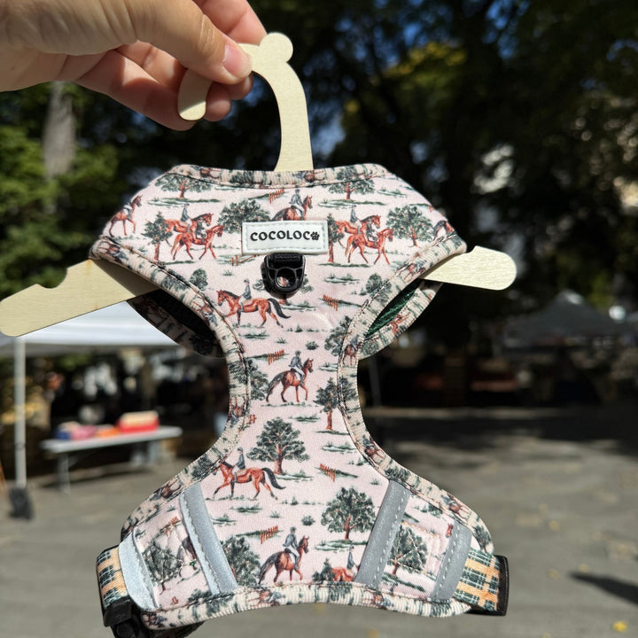 Arnés ajustable British con estampado de caballos y árboles