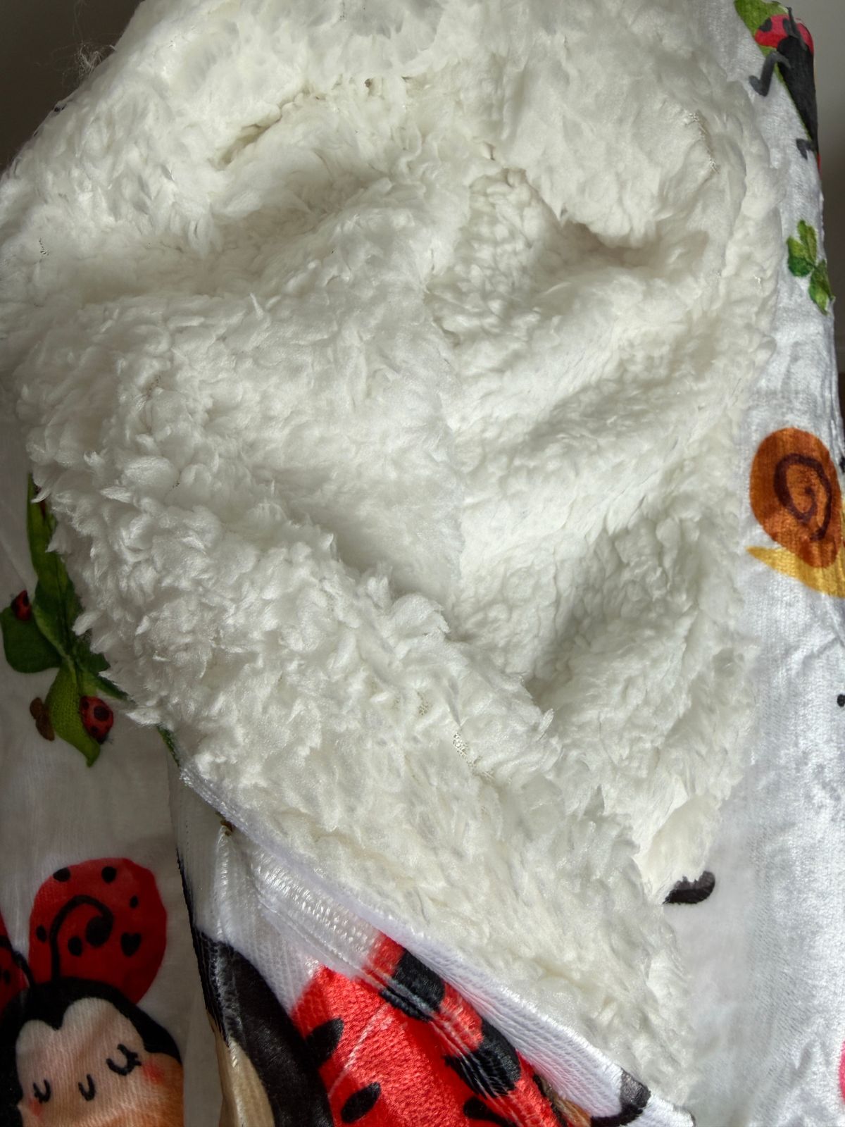 Borreguillo blanco muy suave en el reverso de la manta Mariquiña para perros